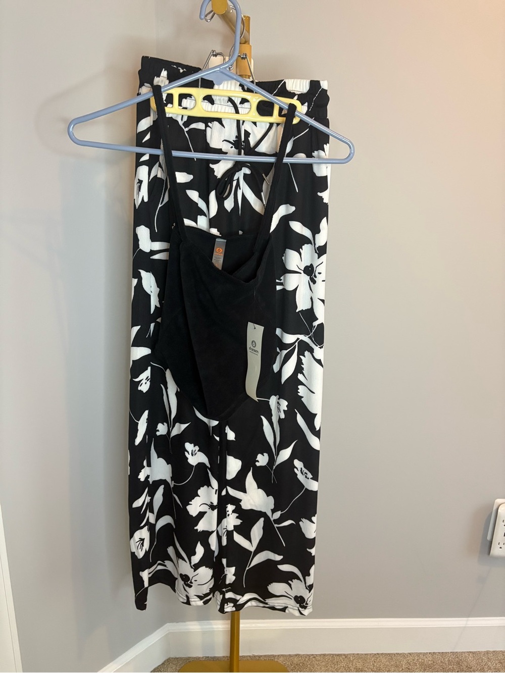 NWT 2-Piece Set Black and White Floral Pants and Cropped Black Top